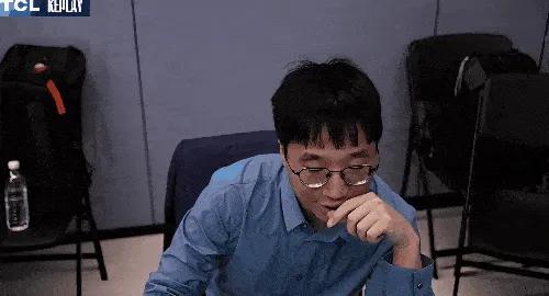 爱游戏登录入口-在AL打出前期优势后，Tabe教练激动高举双手和旁人沟通