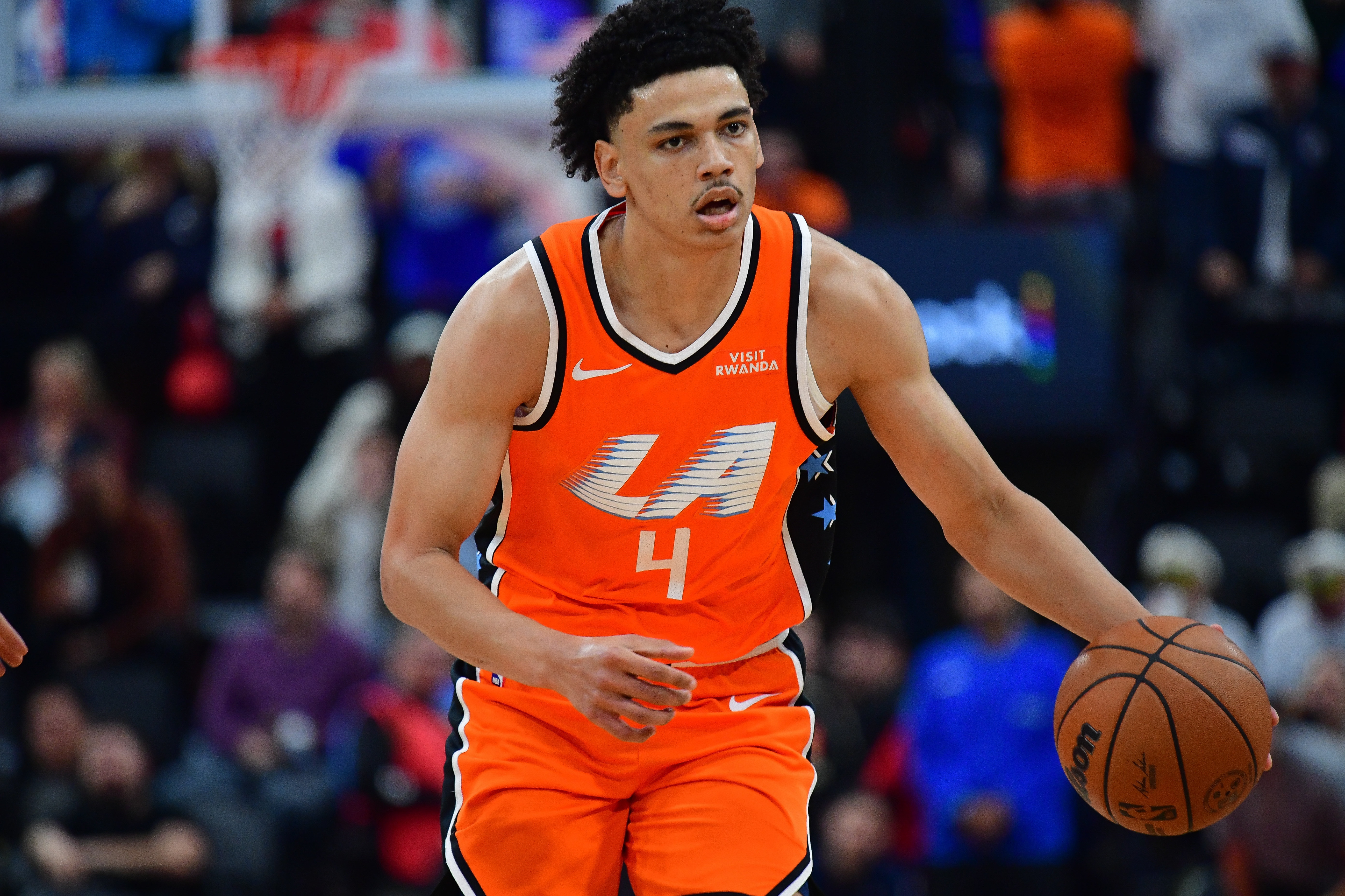 爱游戏官方网站-船记：科比·桑德斯将顶替小卡首发出战 祖巴茨与科林斯出战成疑